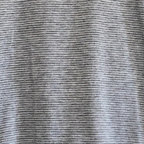 GAP Fit gray/white striped short sleeve keyhole cutout back cropped tee - Picture 9 of 9